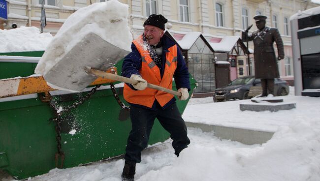 Уборка снега на улицах Томска