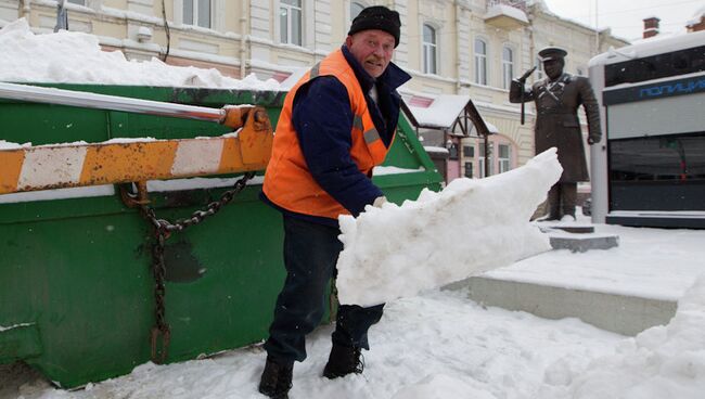 Уборка снега на улицах Томска