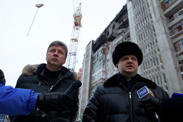 Евгений Паршуто и Игорь Шатурный на укреплении дома на Сибирской