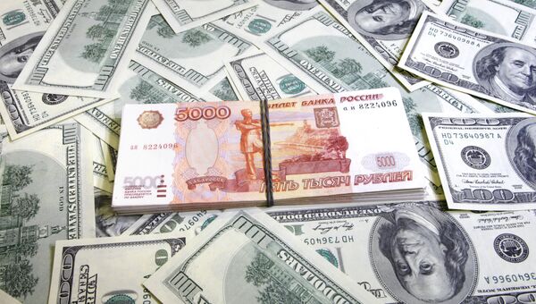 Денежные купюры: рубли и доллары США, архивное фото