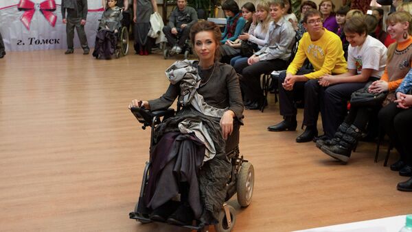 Модели появились на подиуме в Томске в инвалидных колясках.