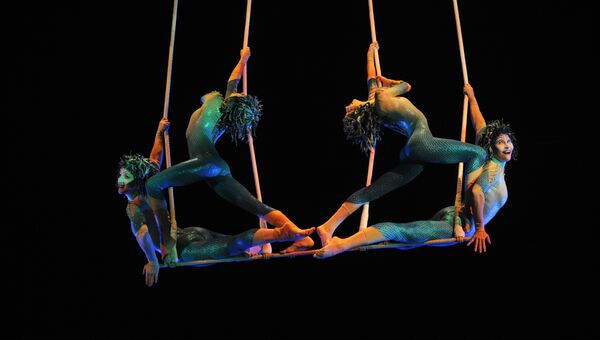 Акробаты канадского Cirque du Soleil. Архив