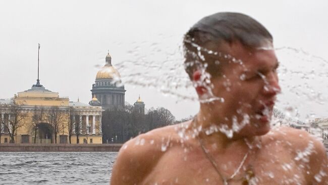 Купания у Петропавловской крепости в Неве. Архив