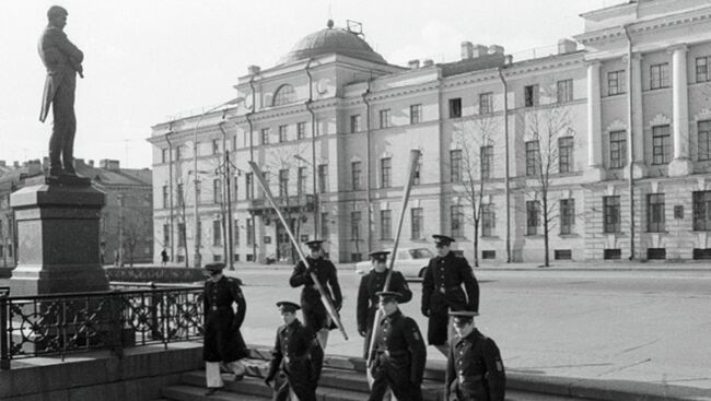 Здание Высшего военно-морского училища имени М.В.Фрунзе на набережной лейтенанта Шмидта. 1 сентября 1972 г. 