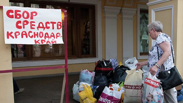 Волонтеры организовали у Гостиного двора в Санкт-Петербурге сбор гуманитарной помощи для пострадавших на Кубани