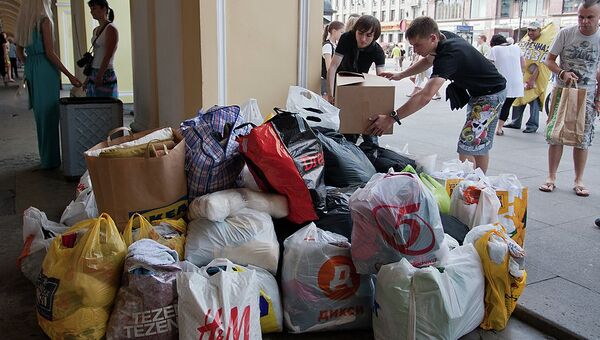 Волонтеры организовали у Гостиного двора в Санкт-Петербурге сбор гуманитарной помощи для пострадавших на Кубани