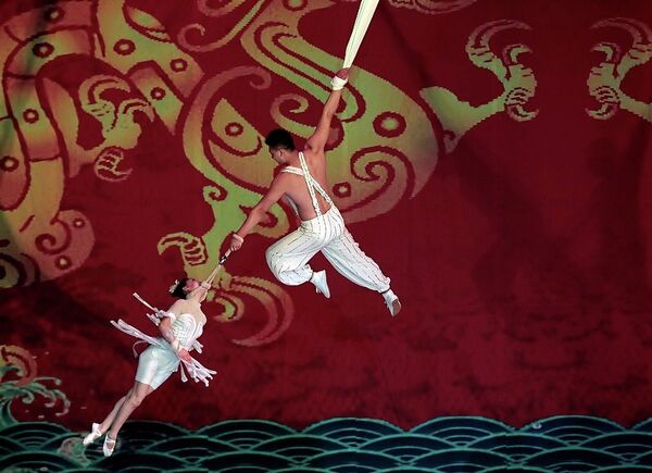 Акробатическое шоу Императорского пекинского цирка в Петербурге