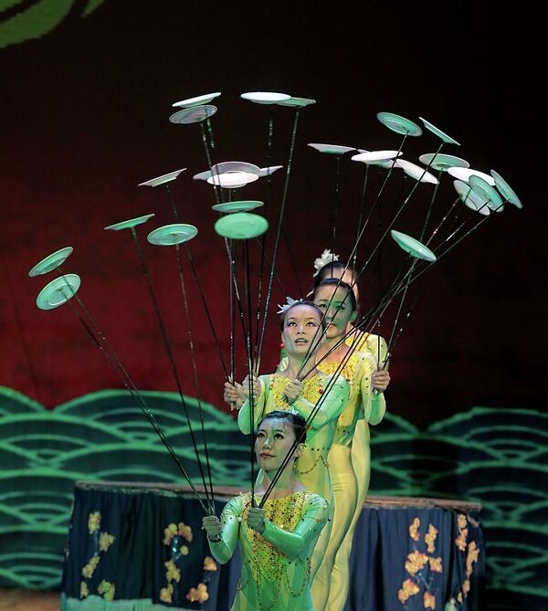 Акробатическое шоу Императорского пекинского цирка в Петербурге