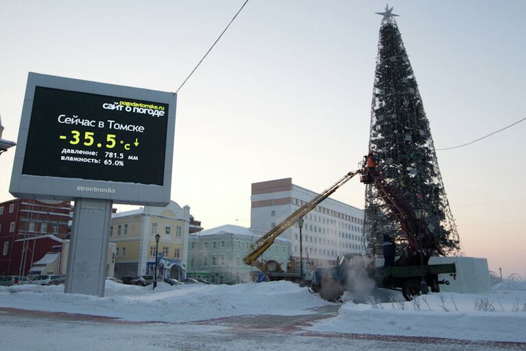 Томские коммунальщики нарядили главную городскую елку