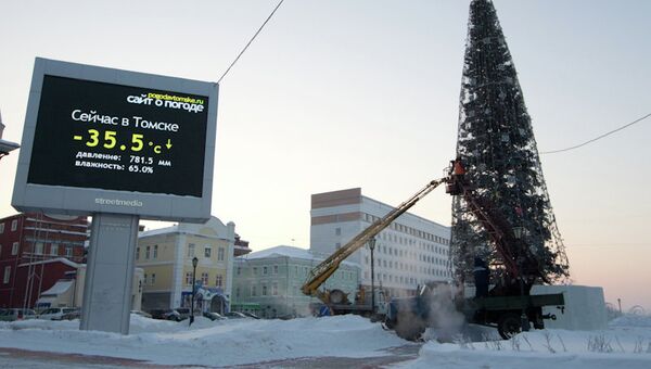 Томские коммунальщики нарядили главную городскую елку