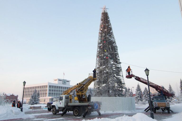 Томские коммунальщики нарядили главную городскую елку