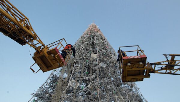 Томские коммунальщики нарядили главную городскую елку
