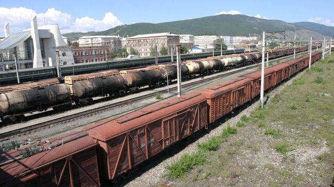 Грузовые составы на железной дороге. Архивное фото