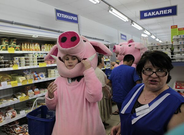 Активисты движения Хрюши против ищут просроченные продукты в супермаркете в Санкт-Петербурге