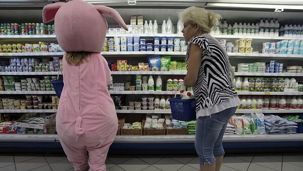 Активисты движения Хрюши против ищут просроченные продукты в супермаркете в Санкт-Петербурге. Архив
