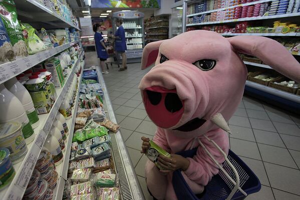 Активисты движения Хрюши против ищут просроченные продукты в супермаркете в Санкт-Петербурге