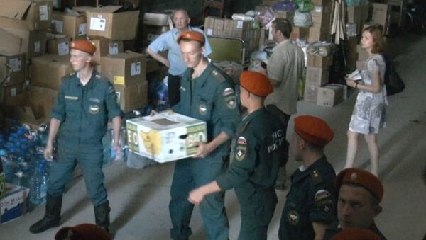 Курсанты МЧС погрузили в фуру 20 тонн вещей для отправки в Крымск 