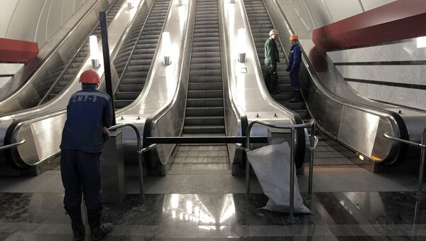 Ремонт эскалатора в метро. Архив