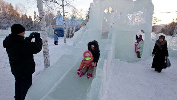 Ледовый городок на площади Новособорной в Томске