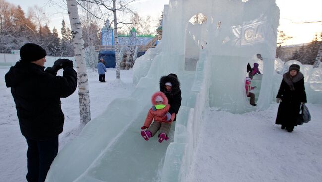 Ледовый городок на площади Новособорной в Томске, архивное фото