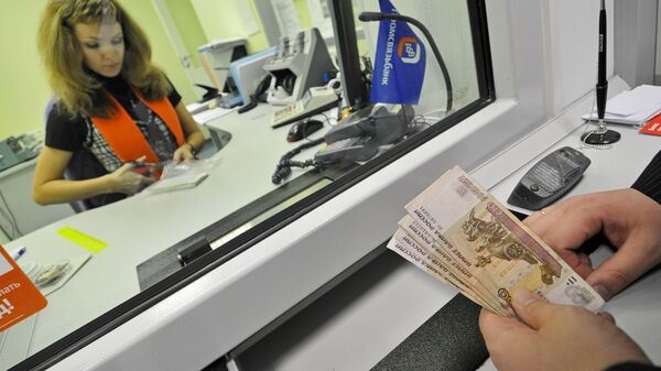 Обмен валюты в банковской кассе. Архивное фото