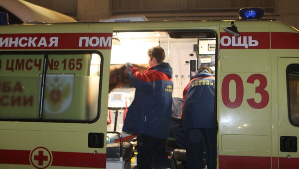 Работники скорой помощи у больницы  №83, куда должны быть доставлены пострадавшие в теракте в Домодедово