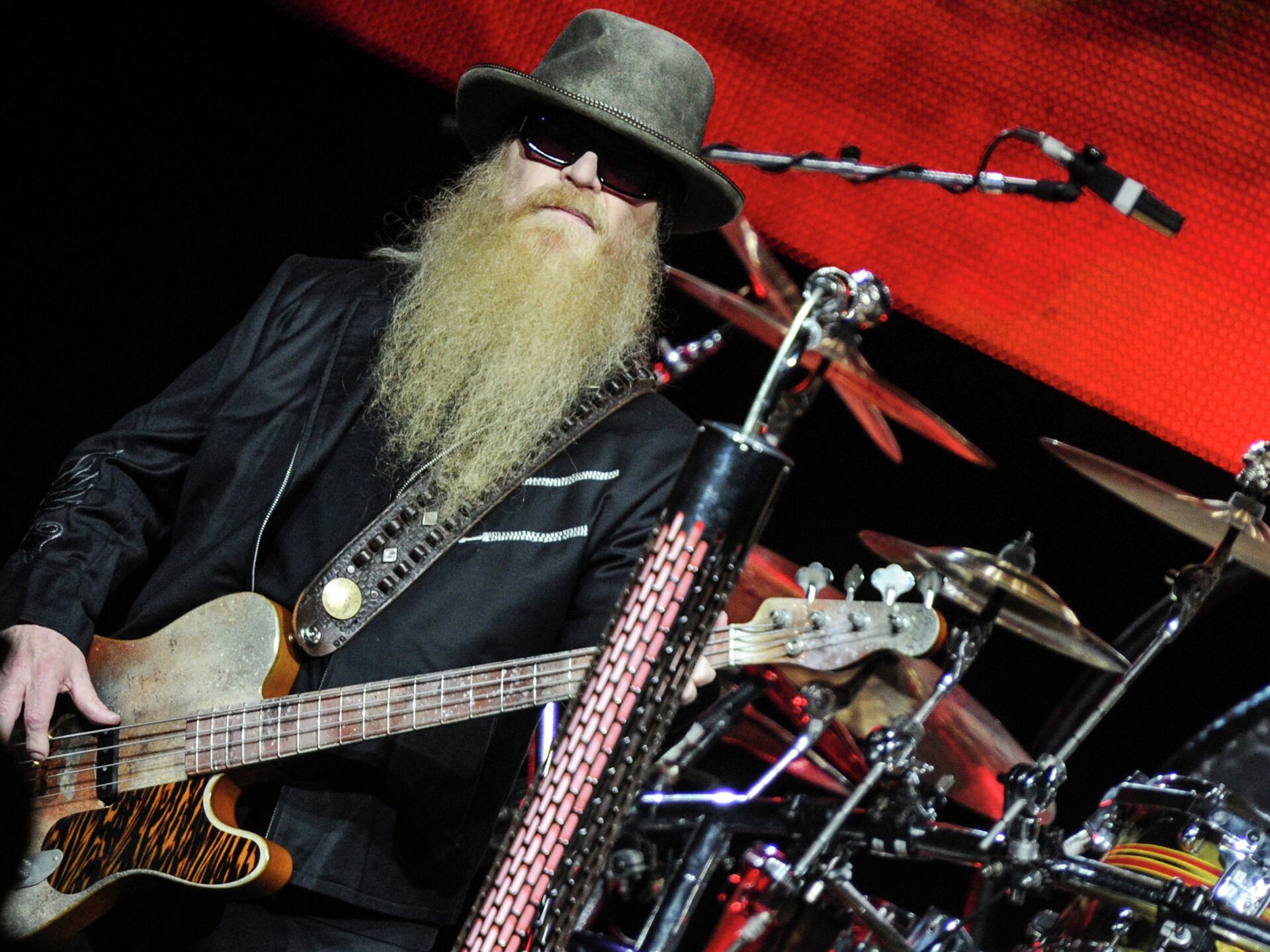 Американский рок. ZZ Top басист Дасти Хилл. Гитарист ZZ Top. Бас гитара ZZ Top. Многострунная бас гитара ZZ Top.