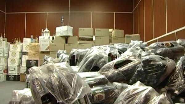 Томская полиция изъяла около 700 ящиков поддельного алкоголя. ВИДЕО