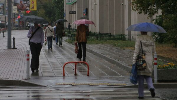 Прохладная и дождливая погода в Москве. Архивное фото