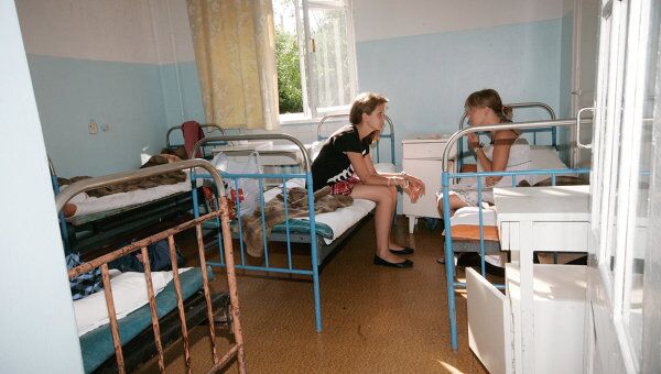 Дети, отравившиеся в детских лагерях в городской инфекционной больнице. Архивное фото