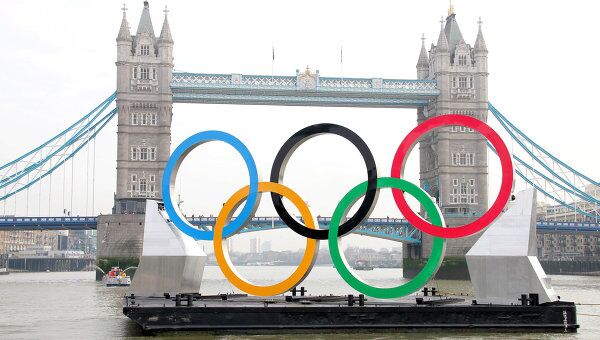 Олимпийские кольца на Темзе. Архив