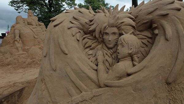 Песчаные скульптуры героев мультфильмов  на пляже у Петропавловской крепости