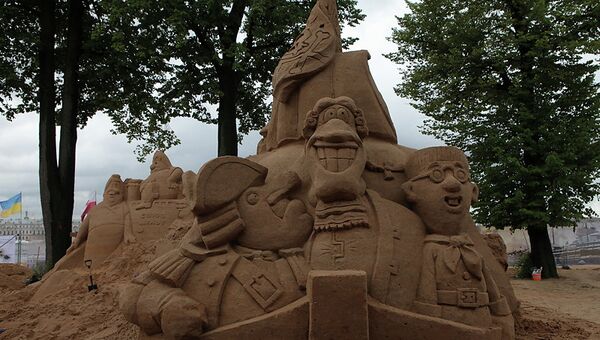 Песчаные скульптуры героев мультфильмов на пляже у Петропавловской крепости