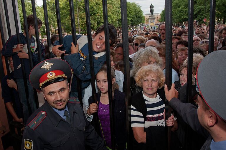 Опера Иоланта в Парадном дворе Михайловского замка. Закрытые ворота 