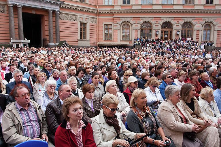 Опера Иоланта в Парадном дворе Михайловского замка. Закрытые ворота 