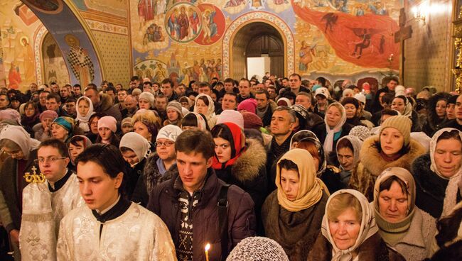 Верующие в Богоявленском Кафедральном соборе