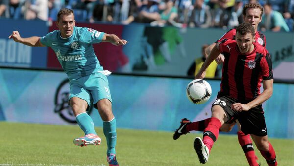 Игрок Зенита Александр Кержаков (слева) забивает гол в ворота Амкара