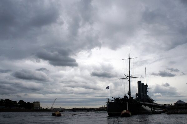 Плановая уборка крейсера Аврора в Санкт-Петербурге