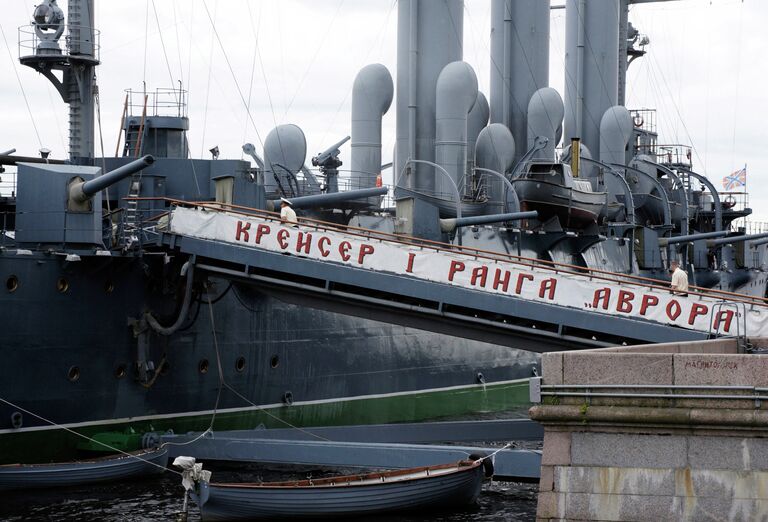 Плановая уборка крейсера Аврора в Санкт-Петербурге