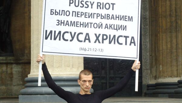 Петербургский художник зашил рот в поддержку Pussy Riot
