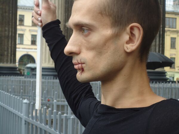 Петербургский художник заявляет, что зашил рот в поддержку Pussy Riot
