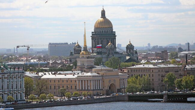 Вид на Исаакиевский собор и Адмиралтейство с колокольни Петропавловской крепости. Архивное фото