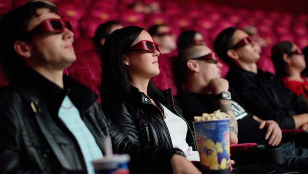 Зрители в кинотеатре во время просмотра фильма в формате 3D, архивное фото