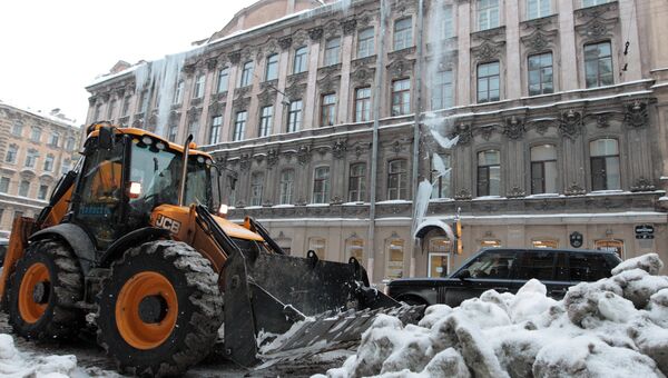 Уборка снега на улицах Санкт-Петербурга. Архив