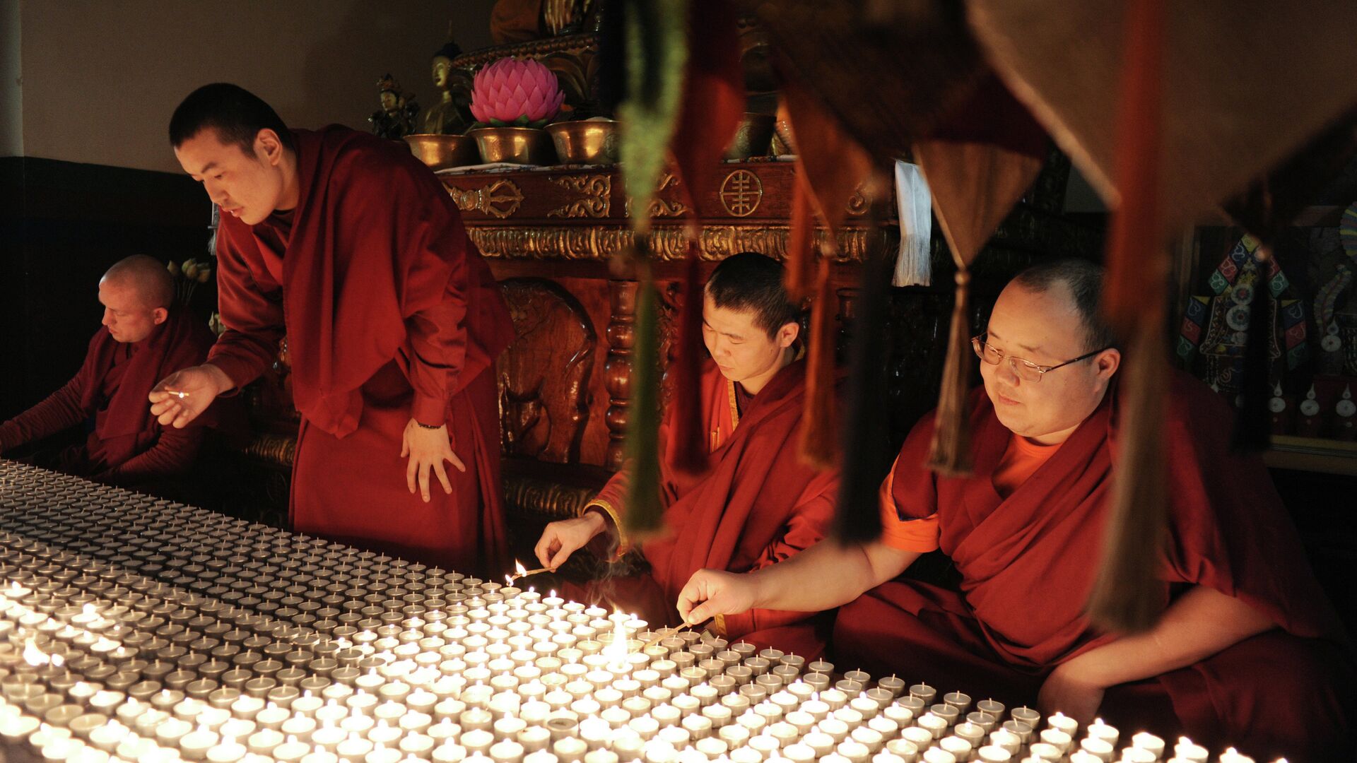 Праздник тысячи свечей в петербургском буддийском храме Праздник тысячи свечей в петербургском буддийском храме - РИА Новости, 1920, 13.12.2025