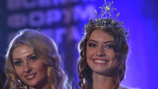 Владислава Вернер, победительница конкурса красоты  Miss Snow Universe (справа)