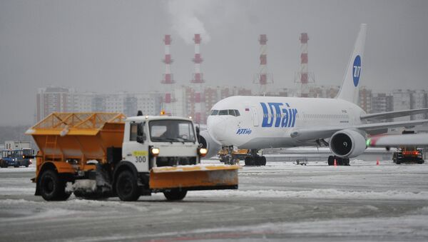 Уборка снега в аэропорту Внуково. Архивное фото