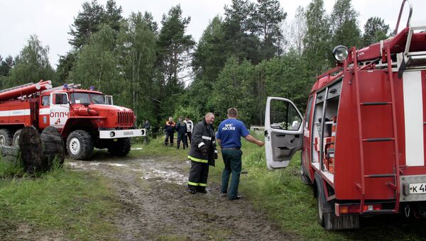 Сотрудники МЧС России во время спасательной операции в лесу. Архив