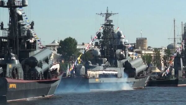 Десяток военных кораблей отрепетировали парад ко Дню ВМФ на Неве