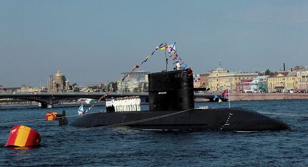 Подводная лодка Санкт-Петербург на репетиции парада ко Дню ВМФ